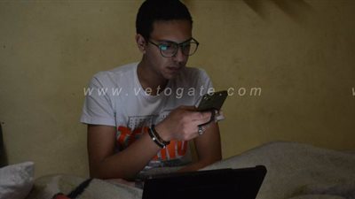 طلاب الصف الثاني الثانوي يؤدون امتحان الرياضيات عبر التابلت | صور