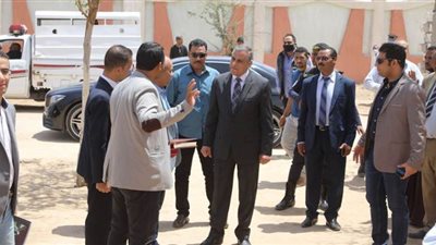 محافظ سوهاج يتفقد أعمال ترحيل خطوط مياه الشرب