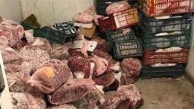 بعد ضبطها بمحل للوجبات الجاهزة.. إرسال عينات لحوم فاسدة للطب البيطري بالخليفة