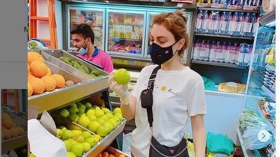 يارا تكسر الحجر الصحي للتسوق بالكمامة والقفازات