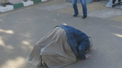 مواطن عائد من الكويت يسجد لله بجامعة القاهرة فور وصوله