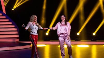 بوسي تفاجيء أحمد السقا وتتفوق عليه في لعبة النيران | فيديو