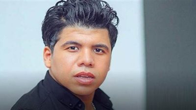 عمر كمال يكشف تحوله من بائع شرائط أدعية دينية لمطرب كباريهات | فيديو