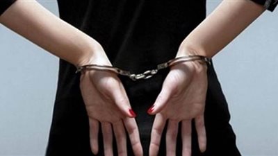 ربة منزل تسرق من والدها مبلغًا ماليًا ومشغولات ذهبية لتساعد عشيقها