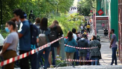 طابور من البشر طوله كيلو للحصول على عبوة طعام مجانية في سويسرا | فيديو