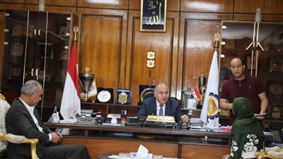 محافظ قنا ونائبه يبحثان 65 شكوى خلال اللقاء اليومي بالمواطنين | صور