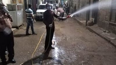 رش وتطهير شارع سيدي حبيب بالمنيا بعد عزل 35 أسرة بسبب كورونا | صور