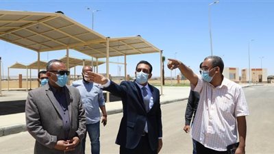 بالكمامة.. نائب محافظ قنا يتفقد مجمع الخدمات بالمدينة الجديدة | صور