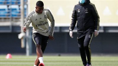 ريال مدريد يخوض مرانه الأول.. وزيدان بالكمامة | صور