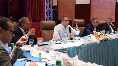 وزير الآثار يناقش آخر تطورات عودة النشاط السياحي مع مستثمري البحر الأحمر