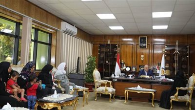 معاش تكافل وكرامة وشقة سكنية.. أبرز مشكلات أهالي قنا في لقائهم بالمحافظ