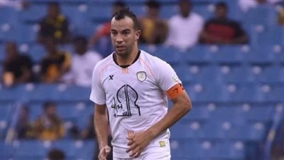 ليون يسعى للتعاقد مع نجم دفاع منتخب الجزائر