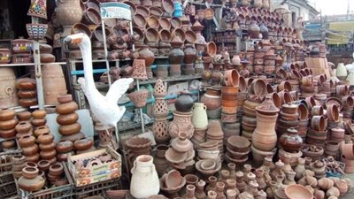 من الزلع للكولمان.. حكاية أقدم بائع أواني فخارية بالبحيرة