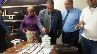 ضبط 820 قرص تامول المخدر داخل تليفزيون بإحدى الصيدليات في أسيوط | صور