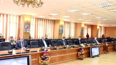 بعد اقتراب عدد الحالات لـ 300.. محافظ الشرقية: دخلنا مرحلة حرجة وارتداء الكمامات ضروري