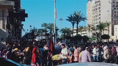 زحام شديد للمواطنين في الأسواق بالإسكندرية