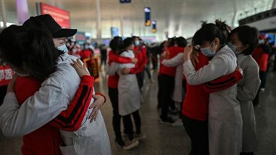 ابتكار وسيلة آمنة للعناق دون مخاوف انتقال فيروس كورونا | فيديو