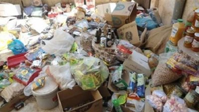 مصادرة 2,3 طن جبن ومكرونة و4320 عبوة زيت طعام وفول مجهول المصدر داخل شركة بالظاهر