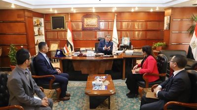 وزير القوى العاملة يبحث مع 