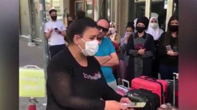 نساء وأطفال عرب يفترشون أرصفة تركيا بعد طردهم من الفندق | فيديو