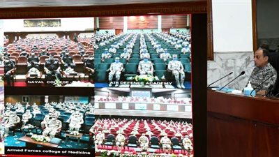 وزير الدفاع يلتقي طلبة الكليات والمعاهد العسكرية والمعهد الفني للقوات المسلحة عبر الفيديو كونفرانس