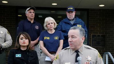 سجناء أمريكيون يحاولون الفرار إلى الحرية من بوابة 