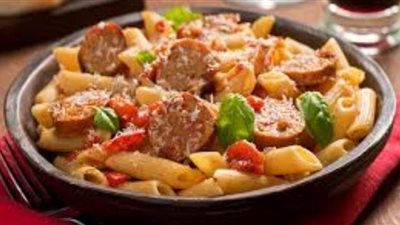 طريقة عمل طاجن المكرونة بالسجق بسهولة | فيديو