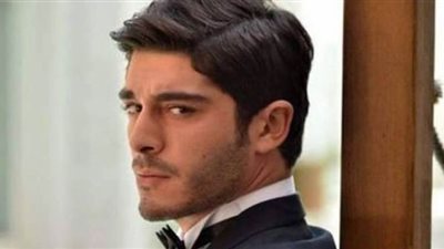 بوراك دينيز يصدم شخصا بسيارته.. وهذا رد فعله | فيديو