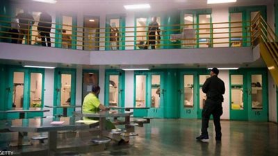 في أكبر سجن بالعالم.. نزلاء يتعمدون نقل عدوى كورونا بينهم