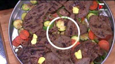 عمل صينية الكبدة بالخضار والزبدة على طريقة علاء الشربيني|فيديو