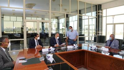 اجتماع لمناقشة منظومة الأمن الغذائي بحضور محافظ قنا | صور