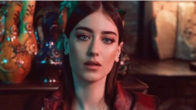 هازال كايا تغضب من تشبيه ابنها بوالده علي آتاي