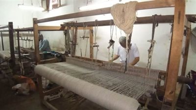 الحاج سعيد سمنة يحافظ على تراث الكليم اليدوي ويطالب بتدريب الشباب