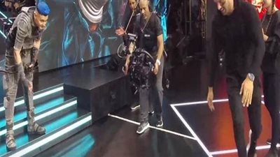 مصور رامز جلال ومنة عرفة يسقطان في بركة مياه |فيديو