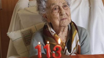 نجت من 3 كوارث.. شفاء أكبر معمرة إسبانية 113 عامًا من 