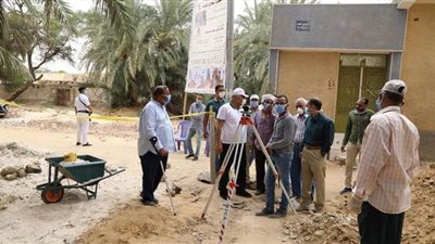 محافظ الوادى الجديد يتابع أعمال تطوير حي البري بالخارجة