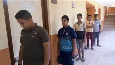 شباب قرية الحميدات ينظمون الطلاب وذويهم أثناء تسليم الأبحاث | صور