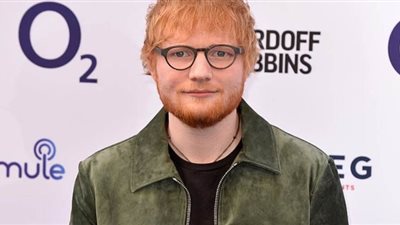 إيد شيران يعطي دروسا موسيقية لطلاب مدرسة ابتدائية