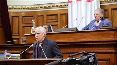 لحظة سقوط لوح خشب من السقف على وزير التعليم الجزائري |فيديو