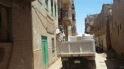 تعقيم وتطهير واجهات المنازل والشوارع بنجع حمادي في قنا | صور