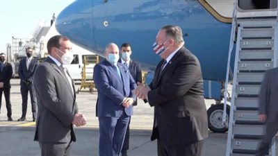 بومبيو يرتدي كمامة العلم الأمريكي في مطار بن جوريون الإسرائيلي| صور