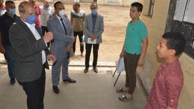 نائب محافظ المنيا يتابع تسليم المشروعات البحثية بالمدارس