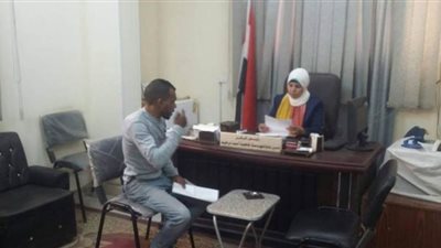 رئيس مدينة نقادة تستقبل المواطنين في مكتبها لعرض مشكلاتهم | صور