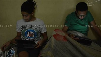 طلاب الصف الثاني الثانوي يؤدون امتحان الاستاتيكا على التابلت من منازلهم | صور