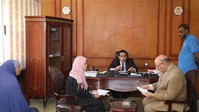 نائب محافظ قنا يفحص 70 شكوى خلال اللقاء اليومي مع المواطنين | صور