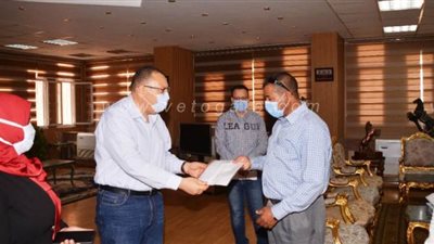 محافظ الشرقية يسلم السائق منقذ مدينة العاشر من رمضان عقد مسكنه الجديد