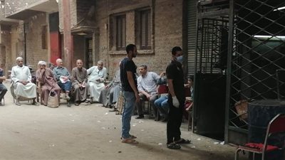 مقاعد انتظار أمام مخابز ملوي لمكافحة كورونا | فيديو وصور