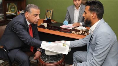 محافظ سوهاج يشهد عقد قران فتاة بالجمعية النسائية لتحسين الصحة ويوقع وكيلاً للعروس | صور