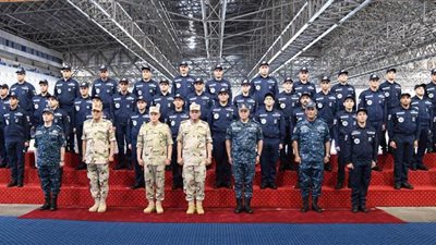 وزير الدفاع يزور قيادة القوات البحرية ويتفقد الغواصة 