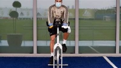 بالكمامة والأجهزة الرياضية.. ريال مدريد يواصل تدريباته| صور